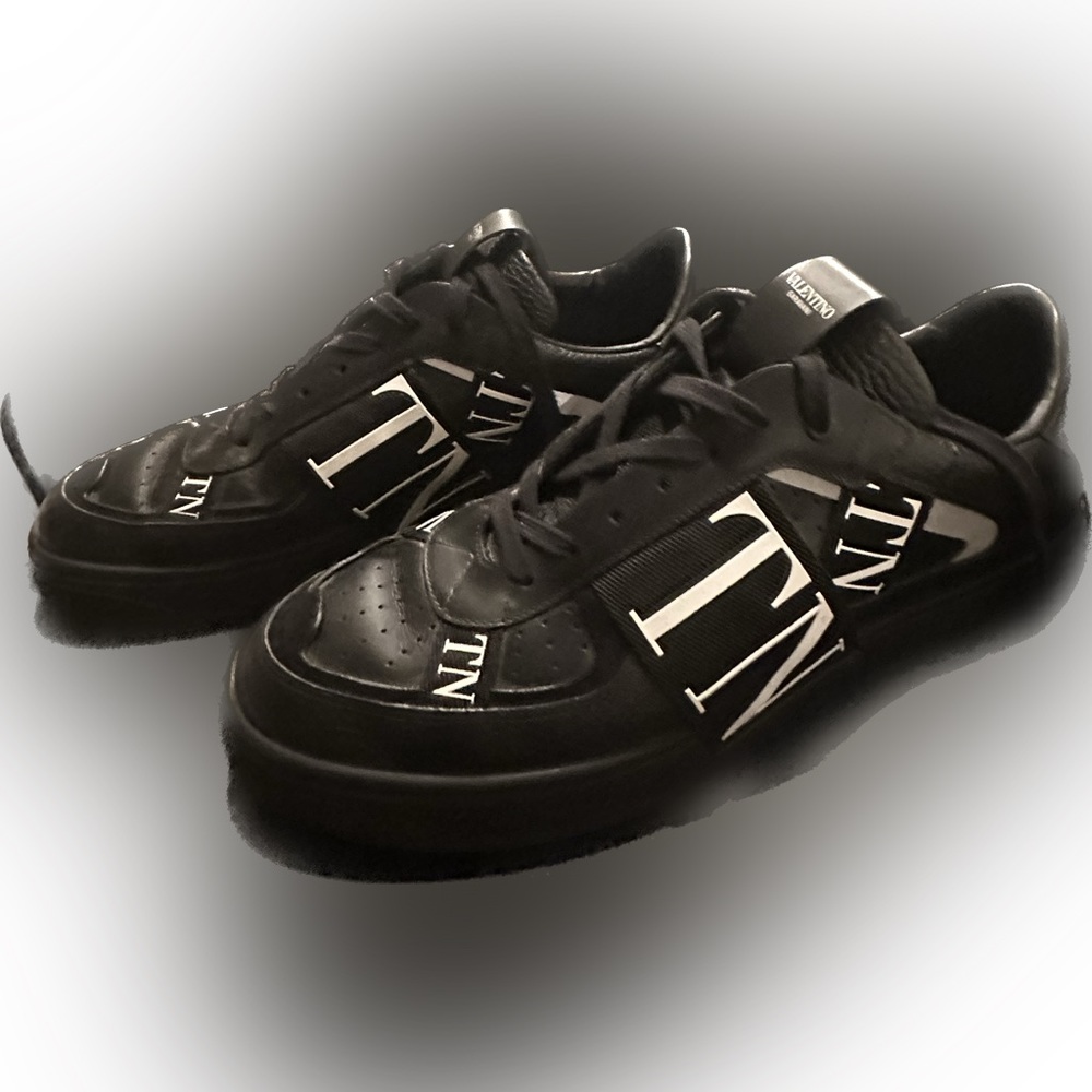 Valentino black low top calfskin sneakers with band
